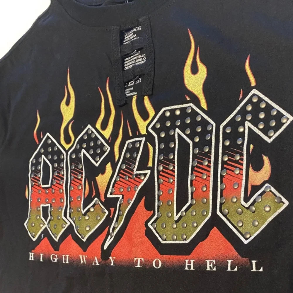 AC/DC Women’s Black Graphic Cropped T-Shirt NWT
